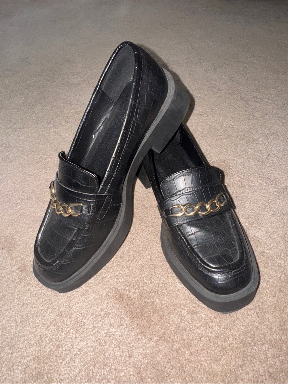 Kenneth Cole Reaction Black Croc-Embossed Loafers with Gold Chain Accent